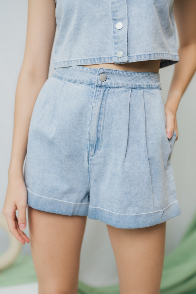 Rylie Button Pocket Short in Light 